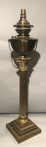 Large oil lamp in brass, the shaft in column...