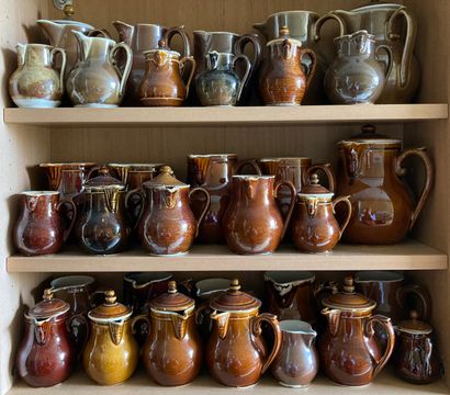 Fort ensemble de pichets, verseuses, pots...