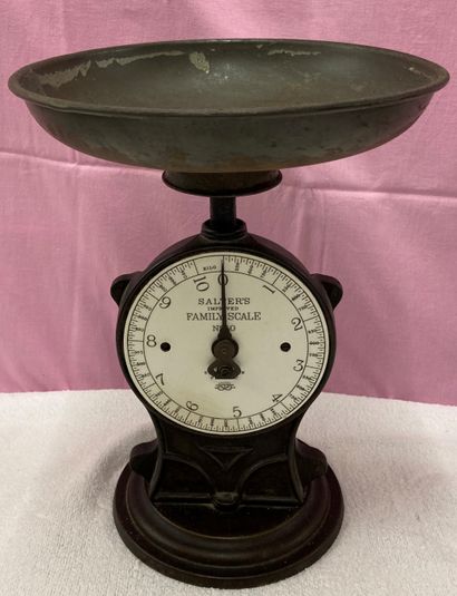 Cast iron scale, the enamelled earthenware...