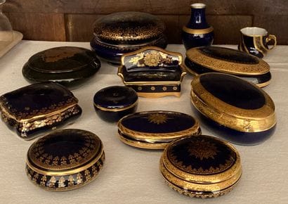 Neuf boîtes à décor en dorure sur fond gros...
