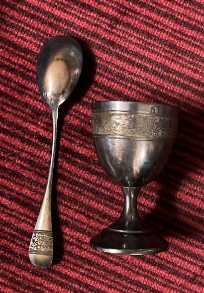 Egg cup and its egg spoon in silver (925),...