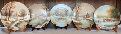 Cinq assiettes de différentes tailles en...