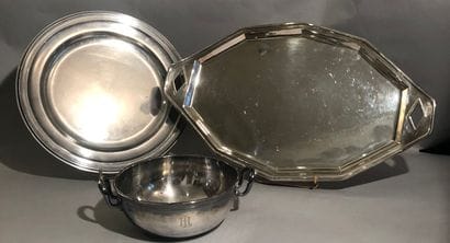 Set in silver plated metal, including: a...