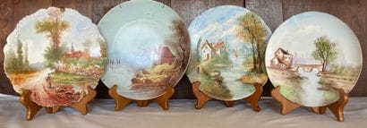 Quatre assiettes de différentes tailles en...