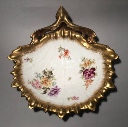 Porcelain shell cup, decorated with flowers...