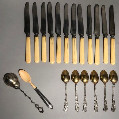 Silver set (800), including: a sprinkler,...