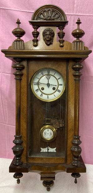 Chime in walnut, the pediment with a female...