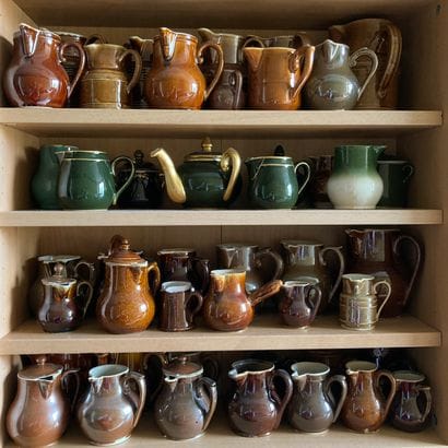 Fort ensemble de pichets, verseuses, pots...