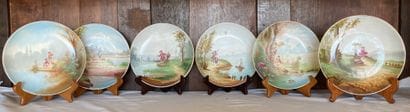 Suite de six assiettes en porcelaine à décor...