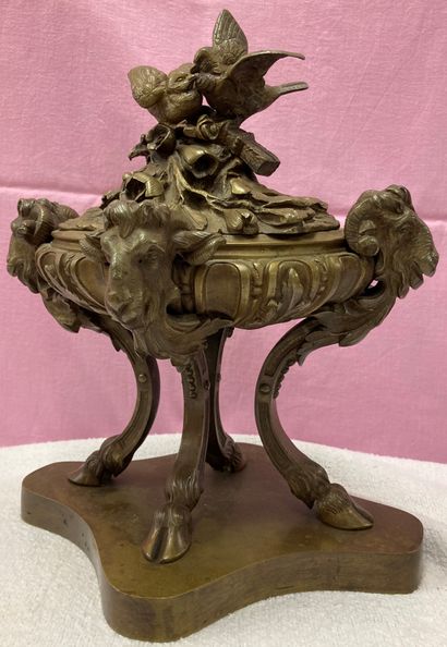 Sculpture in bronze with brown patina in...