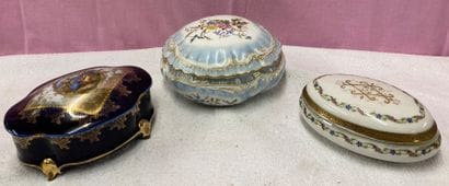 Trois bonbonnières en porcelaine : la première...