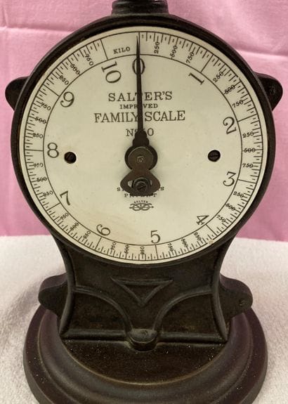 Cast iron scale, the enamelled earthenware...