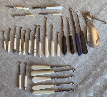 Set of small bootie pullers in bone, ivory,...