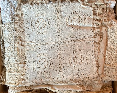 Mannette : small set of lace.