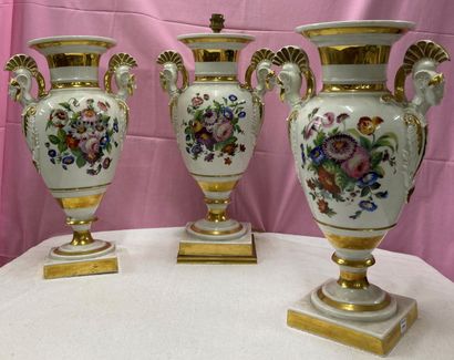 Garniture en porcelaine de Paris, composée...