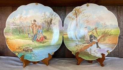 Paire de plats en porcelaine, la bordure...