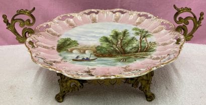 Assiette en porcelaine à décor polychrome...