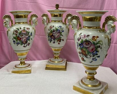 Garniture en porcelaine de Paris, composée...