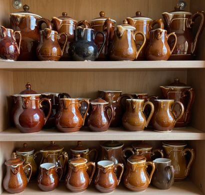 Fort ensemble de pichets, verseuses, pots...
