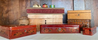 Mannette of boxes in lacquer, wood, basketry;...