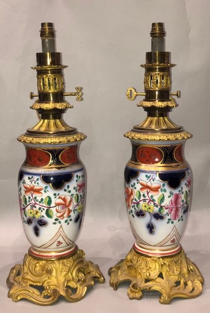 Paire de lampes à pétrole formées d'un vase...