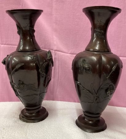 JAPAN, circa 1900. A pair of bronze ribbed...