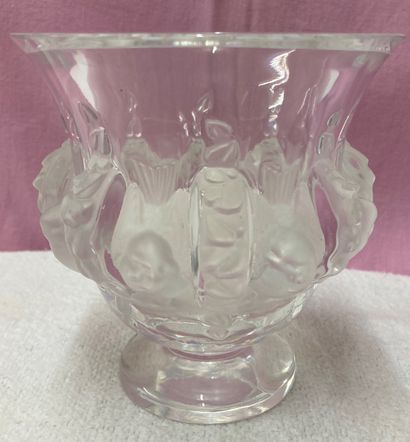 LALIQUE France. Sparrows vase in pressed...