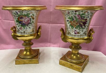 Paire de vases Médicis en porcelaine, à décor...