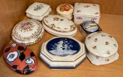 Neuf boîtes en porcelaine à décor floral...