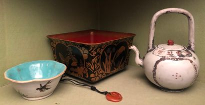 Far East trinkets : porcelain teapot and...