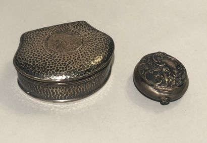 Two silver pill boxes (925), one round, the...