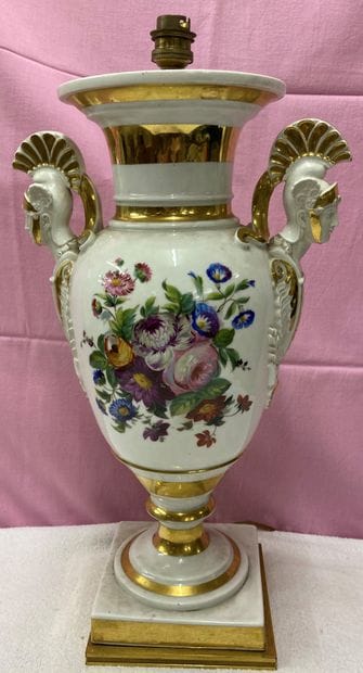 Garniture en porcelaine de Paris, composée...