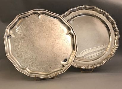 Set in silver plated metal, including: a...