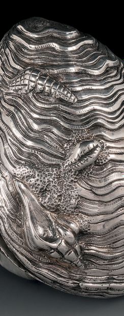 Silver snuffbox, oyster-shaped, flat, inlaid...