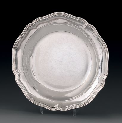 Round silver dish, half-hollow, the edge...