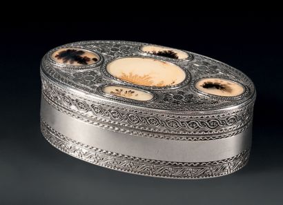 Oval silver snuffbox, the lid decorated with...