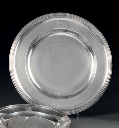 Grand plat rond en métal argenté, la bordure...
