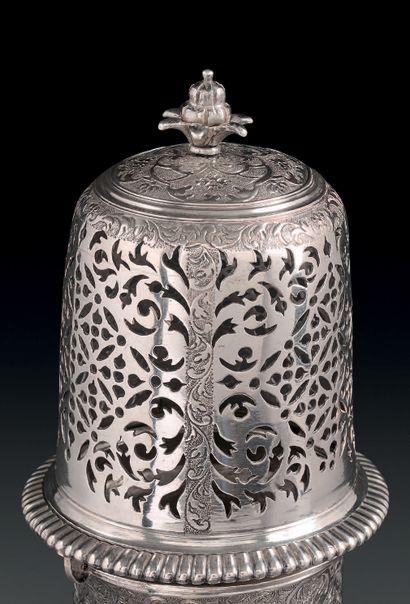 Saupoudroir in silver, of baluster form,...