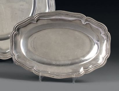 Petit plat ovale en argent, la bordure à...