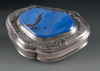Silver snuffbox, with contours, the lid set...