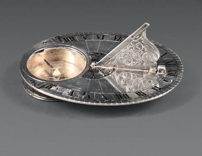 Cadran solaire ovale de voyage en argent.
Gnomon...
