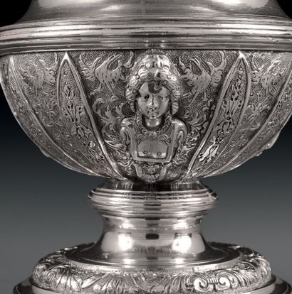 Saupoudroir in silver, of baluster form,...