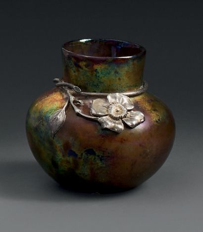 MASSIER, attribué à.
Petit vase en grès émaillé...