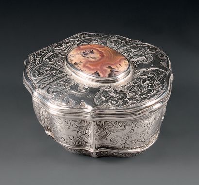 Silver snuffbox, with contours, the lid decorated...
