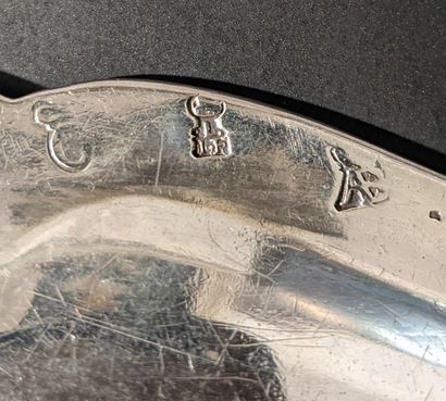 Round silver dish, half-hollow, the edge...