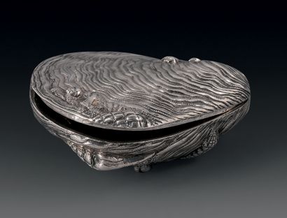 Silver snuffbox, oyster-shaped, flat, inlaid...