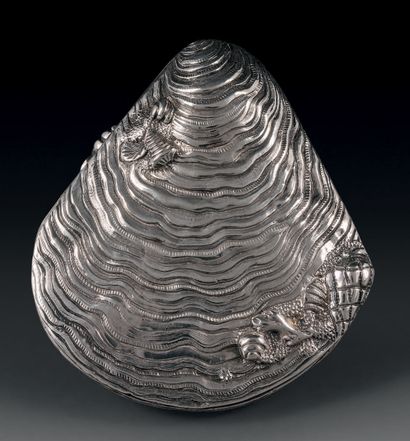 Silver snuffbox, oyster-shaped, flat, inlaid...