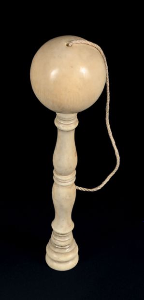 Bilboquet en ivoire, le manche balustre.
France,...