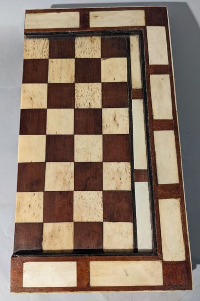 Coffret de jeu réversible, à décor plaqué...