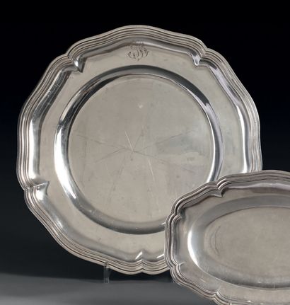 Grand plat rond en métal argenté, la bordure...